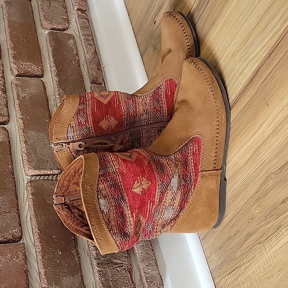 Minnetonka Booties Size 8 - Picture 2 of 11